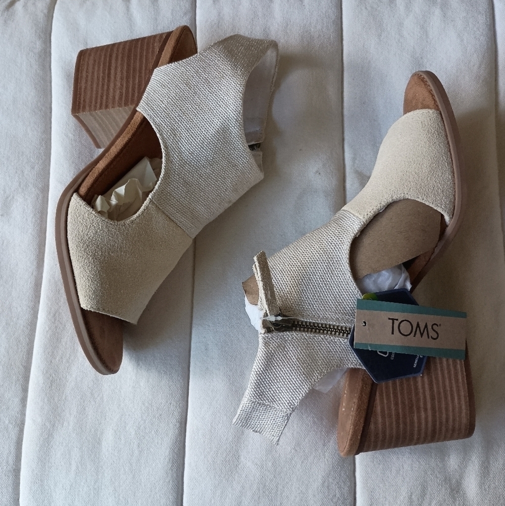 NWT Toms Cream and Tan Open-Toe Sandals_10W